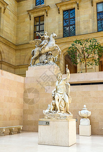 巴黎/法国 — 2019年4月4日 法国巴黎卢浮宫博物馆内Cour Marly房间的古代雕塑 古老的 老的图片