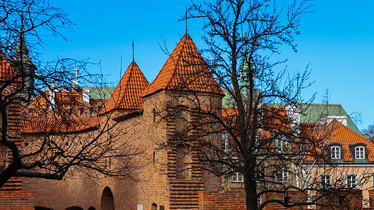 春季波兰华沙巴比桑红砖墙和塔楼图片