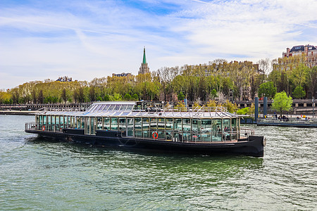 2019年4月 在法国巴黎的塞纳河旅游船图片