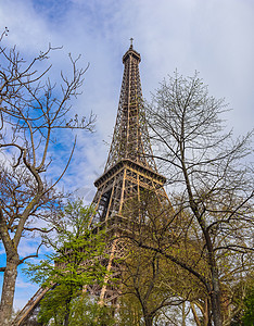 2019年4月 法国巴黎的艾菲尔铁塔 对抗蓝天和春天的乌云图片