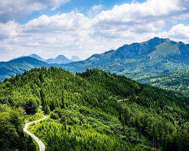 绿色和多云的山地景观图片