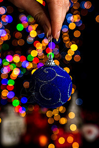 举行圣诞装饰活动 对抗bokeh灯光背景 圣诞饰品 装饰风格图片