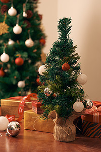 以明亮背景装饰圣诞树 白色的 装饰的 装饰品 冬天 快乐的图片