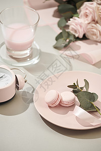 情人节卡通在柔和的颜色与白色背景上的粉红色玫瑰花束的蛋白杏仁饼干 美丽的假期背景 复制空间 问候语 花朵背景