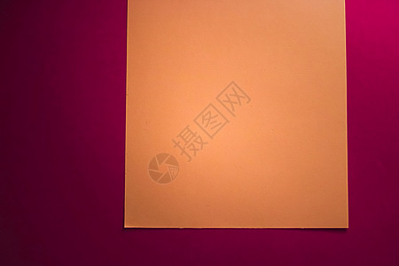 空白A4纸 粉红背景的棕褐色作为办公文文具平板 豪华品牌平铺牌和模型品牌设计 信 小样图片
