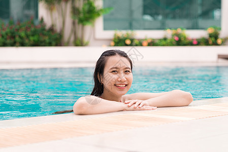 美丽的亚洲女人在游泳池里笑着微笑 白色的 新鲜的图片