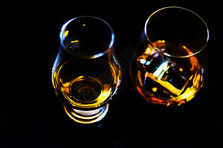 苏格兰威士忌在一杯中 冰块 金色威士忌 朗姆酒图片