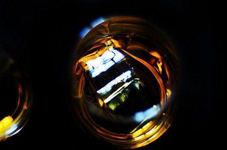苏格兰威士忌在一杯中 冰块 金色威士忌 朗姆酒图片