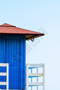 在沙沙沙滩上的蓝色营救小屋 在海边安全放松 阳光明媚的一天 海岸 保护图片