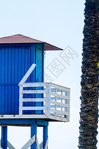 在沙沙沙滩上的蓝色营救小屋 在海边安全放松 阳光明媚的一天 救援 海景图片