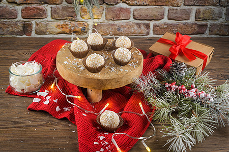 带椰子的自制糖果 拉斐尔 巧克力 曲奇饼 甜的 蛋糕图片