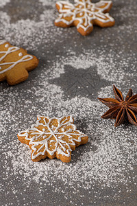厨房柜台的圣诞饼干店 甜点 面粉 团体 树 假期图片