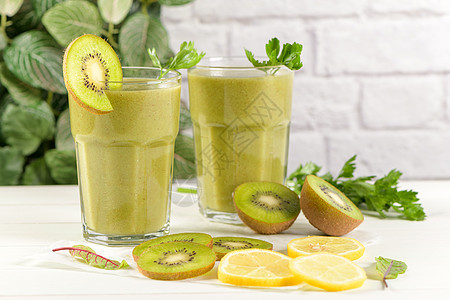 绿色蔬菜冰沙 饮食 香蕉 活力 黄瓜 玻璃 奶昔图片