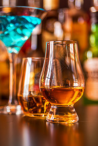 苏格兰威士忌在一杯中 冰块 金色威士忌 金的图片