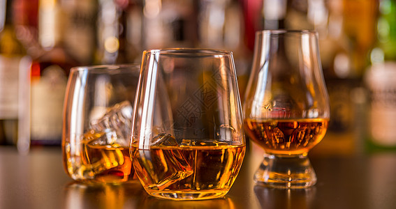 苏格兰威士忌在一杯中 冰块 金色威士忌 饮料图片
