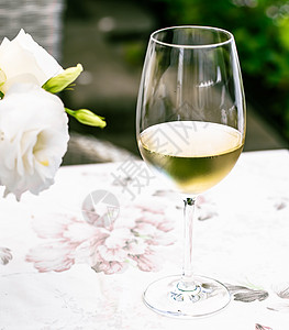 夏季花园露台豪华餐厅的白葡萄酒 葡萄园酒庄的品酒体验 美食之旅和度假旅行 寒冷的 夏天图片