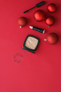 用于美容品牌圣诞促销的化妆品和化妆品产品套装 豪华红色平面背景作为假日设计 品牌化妆品 圣诞节图片