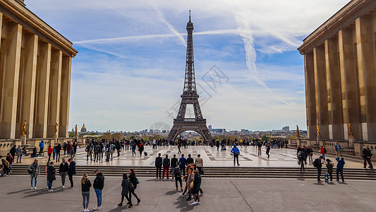 巴黎/法国-2019年4月5日 Eiffel铁塔的美景和Trocadero的城市景色 巴黎Chaillot宫扫荡广场的人们图片