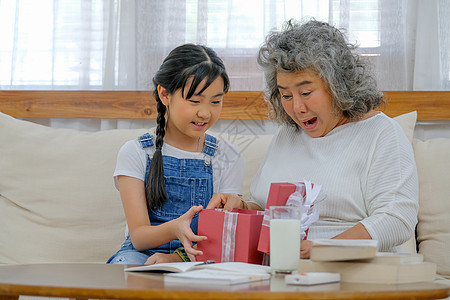 奶奶在从孩子那里得到礼物后 在客厅里待着 外婆表现出出乎意料的举动图片