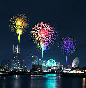 在日本横滨码头湾上空庆祝的烟花活动图片