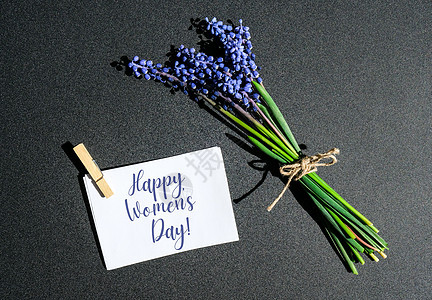 HAPPY妇女节日邮戳布局 平面 顶部视图 蓝色长袍小花束 假日贺卡 葡萄树图片