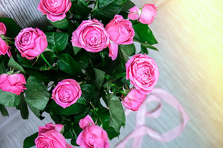 假日概念玫瑰花束生日情人节母亲节早上的鲜花花束 牡丹 紫色的 美丽的图片