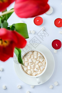 复制文本的空间 红色郁金香蜡烛白色一杯可可棉花糖早餐 假期背景 问候卡 情人节女人母亲节 咖啡 卡片图片