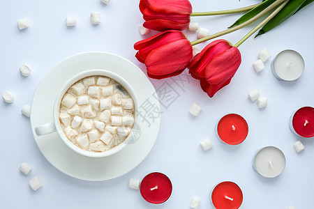 复制文本的空间 红色郁金香蜡烛白色一杯可可棉花糖早餐 假期背景 问候卡 情人节女人母亲节 礼物 天图片