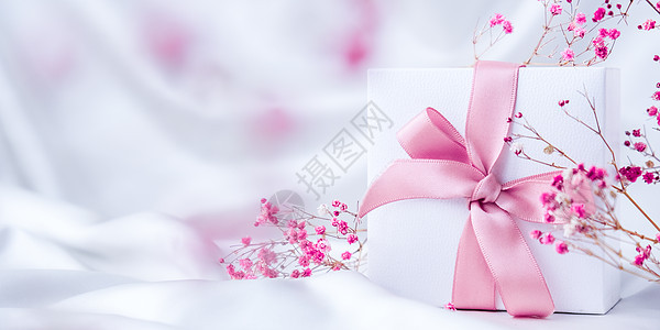 带粉色丝带和小粉红花的白色现身盒 白丝织物背景 假日贺卡 快乐的 丝绸图片