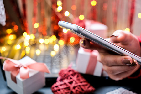 手机在手 移动应用程序 在线促销和折扣 节日礼物和惊喜 展示 情人节 互联网技术 购物图片