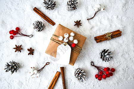 零浪费圣诞礼物与白雪背景上的装饰品 复制空间 带有工艺纸板标签的环保包装礼品 圣诞节 回收图片