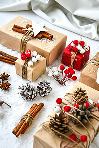 零浪费圣诞礼物与白雪背景上的装饰品 复制空间 带有工艺纸板标签的环保包装礼品 圣诞节图片
