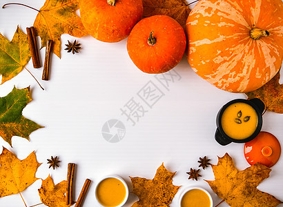 秋天的食物 南瓜泥汤 叶子的框架 顶视图 秋天收获 南瓜 在灰色的叶子作为抽象背景 感恩节 平躺 复制空间 种子 美食图片
