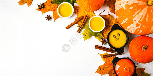 秋天的食物 南瓜泥汤 叶子的框架 顶视图 秋天收获 南瓜 在灰色的叶子作为抽象背景 感恩节 平躺 复制空间 种子 碗图片