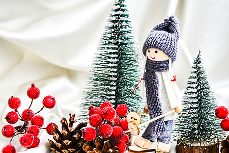 圣诞节配有玩偶滑雪以及丝绸 圣诞或新年贺卡上的风树节庆装饰品 节日背景 松树图片