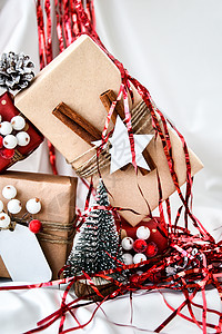 零浪费圣诞礼物 配有香槟彩色丝绸背景的装饰品 复制空间 生态友好 包装礼品和手工艺纸板标签 假期 盒子图片