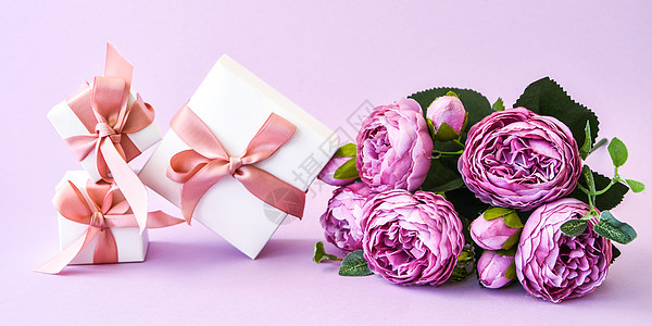牡丹与粉红色背景上的礼品盒 复制空间 横幅 婚礼假期的概念 美丽的粉红色牡丹 花卉组成 问候卡 压痛 花的图片