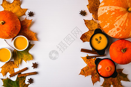 秋天的食物 南瓜泥汤 叶子的框架 顶视图 秋天收获 南瓜 在灰色的叶子作为抽象背景 感恩节 平躺 复制空间 收成 奶油图片