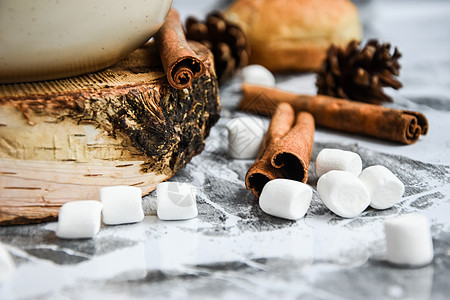 一杯圣诞新年美味的热巧克力和可可粉 上面撒着可可粉 锥体和羊角面包 灰色桌子上的肉桂 有选择的焦点 热的 小吃图片