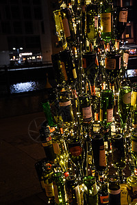 格但斯克波兰 — 2020 年 1 月 24 日 — 用酒精瓶制成的圣诞树图片