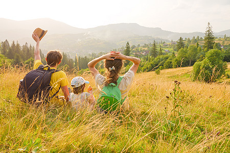 快乐的家庭山区度假时间一起旅行的生活方式自然 游客远足家庭生活方式度假夏季旅游当地徒步山 绿色旅游家庭自然 挥手打招呼图片