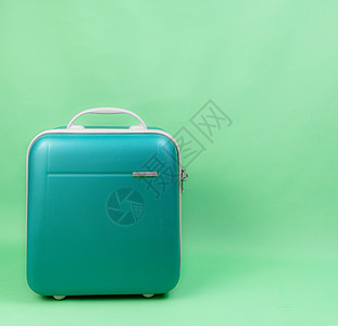 绿色背景下旅行的绿色行李背景图片