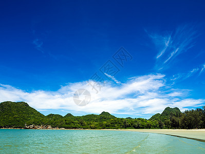 海滩 海和蓝天空山的宽视角图片