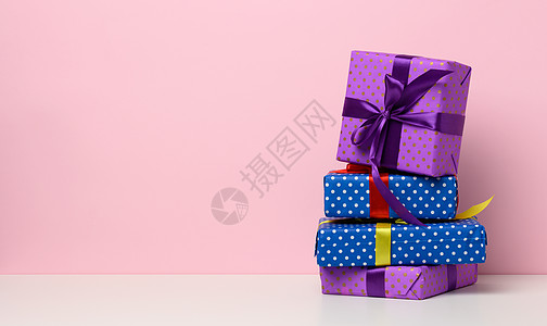 装在节日蓝纸和白色背景带丝绸 生日礼物 惊喜的彩衣盒 红色的 盒子图片