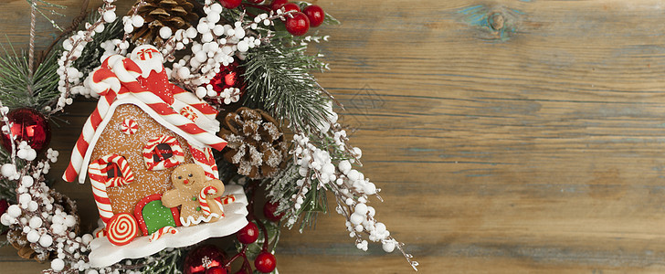 姜饼屋 有圣诞装饰品 在木本背景和文字空间的金红面包房 风化 冷杉图片