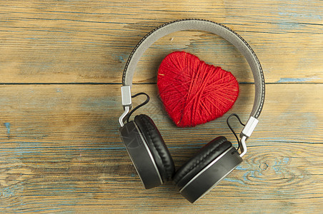 爱听音乐的耳机和心脏概念图片