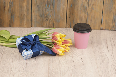 包含郁金 咖啡杯和礼品盒 木头 木桌子 美丽的 花的图片