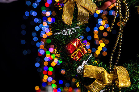 举行圣诞装饰活动 对抗bokeh灯光背景 圣诞饰品图片