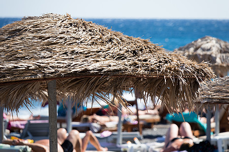 圣托里尼海边带雨伞和甲板椅的海滩 佩里萨 支撑图片
