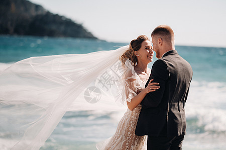 法国Riviera的婚嫁情侣 在法国普罗旺斯举行婚礼 新娘和新郎 蔚蓝海岸 爱背景图片